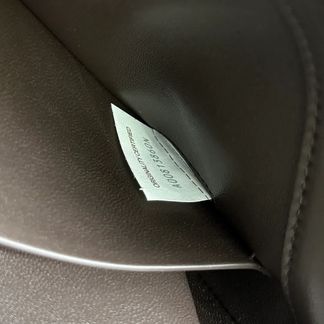 Batch 1660 BOTTEGA VENETA 2025 new product KNOT LOCK crossbody bag subverts the rigid lines of traditional tote bags, using drapey leather to create a three-dimensional silhouette that breathes. It has compartments and multiple card slots inside, making it a versatile commuter bag that can be used in various occasions. The details are full of exquisiteness, the casual retro color tone, and the upper body are full of elegance. Whether you are commuting or going out on the street, you can easily hold it. The two carrying methods of hand-carrying and long shoulder strap are very practical! At the same time, the shoulder strap is detachable, suitable for various dressing styles~ Whether it is a dinner party or daily commuting, it can be easily controlled and becomes your versatile tool❤️ Style number: 817191 Size: 25*16*5.5cm